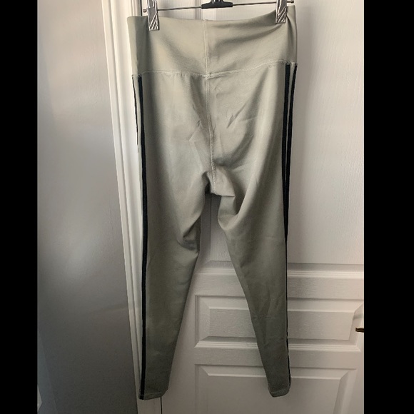 **BLOWOUT SALE $20 OR LESS** High-waisted leggings - Picture 2 of 2